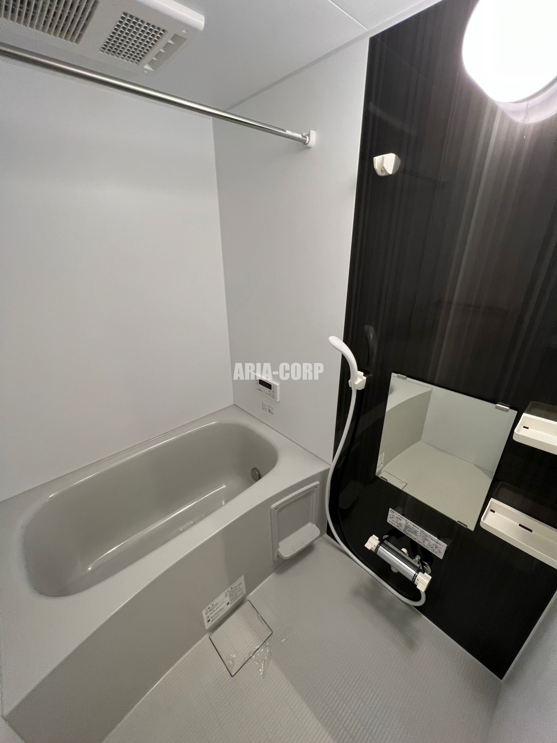 バス・シャワールーム　追焚き浴室乾燥付。カラーパネル採用でお洒落なバスルームです。