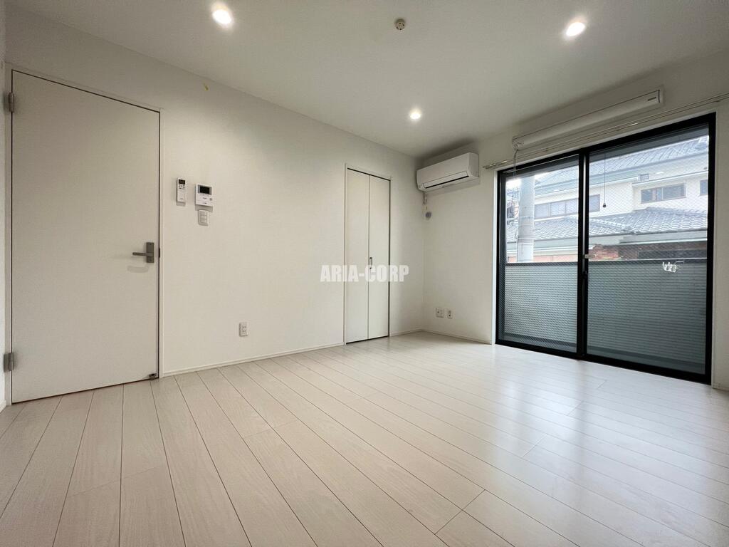 居室・リビング　白を基調としたお洒落なリビング！柱もなく広々した室内です！