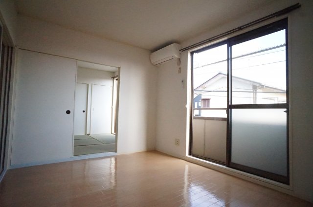 その他部屋・スペース　開放的な寝室です