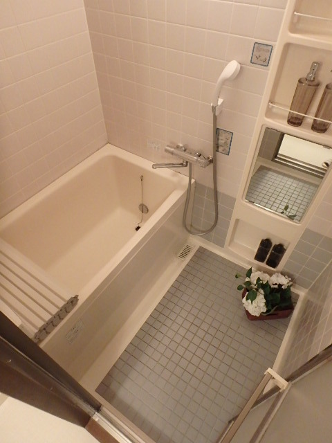 バス・シャワールーム　洗い場のスペースも広々確保されたバスルーム。