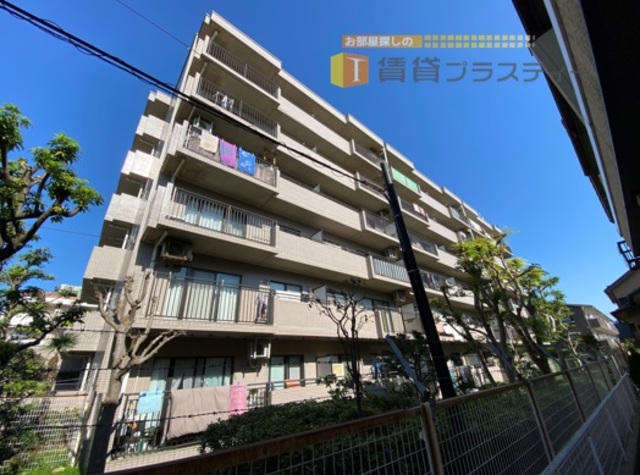 建物外観　閑静な住宅街に大型マンション。