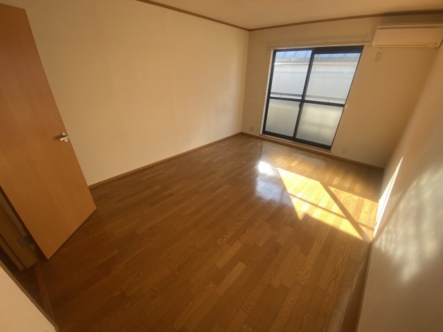 居室・リビング　エアコン付きで快適に過ごせます