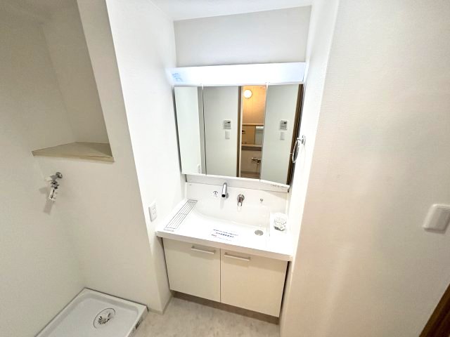 洗面設備　人気の3面鏡の独立洗面台★