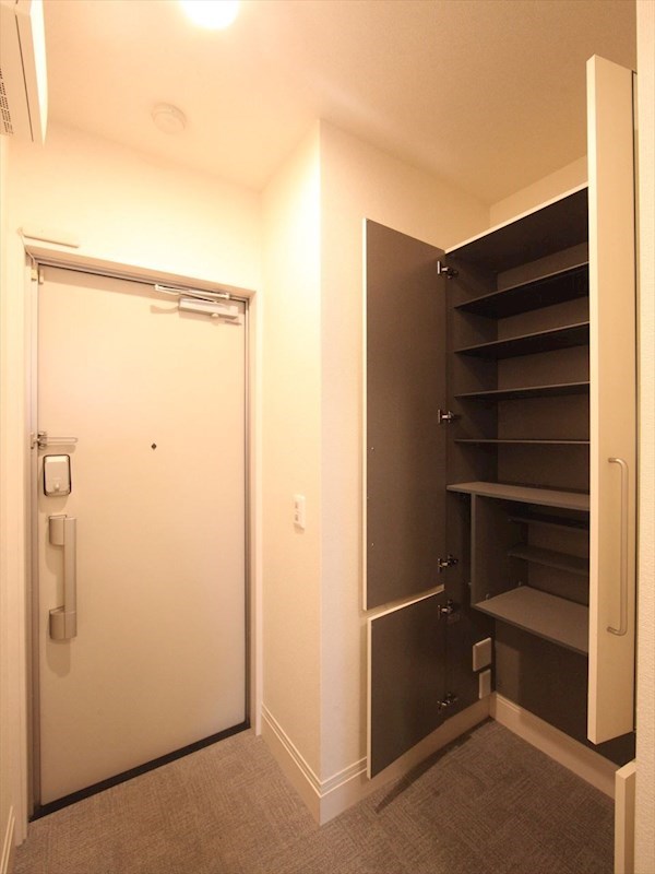 玄関　玄関　シューズボックス付（収納充実してます）