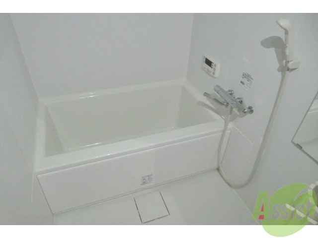 バス・シャワールーム　浴槽はゆったりと浸かれそうなサイズ感ですね。