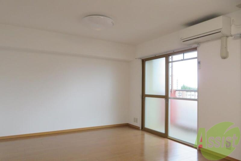 居室・リビング　１２帖の洋室はリビングにいかがでしょうか。