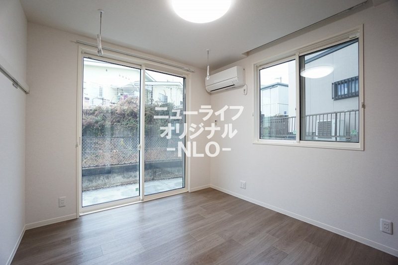 居室・リビング　２面採光で明るいリビング☆