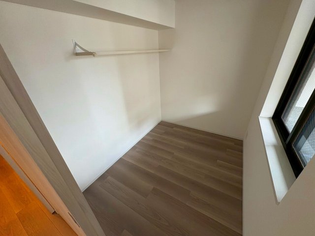 その他部屋・スペース　落ち着いた色調の寝室です