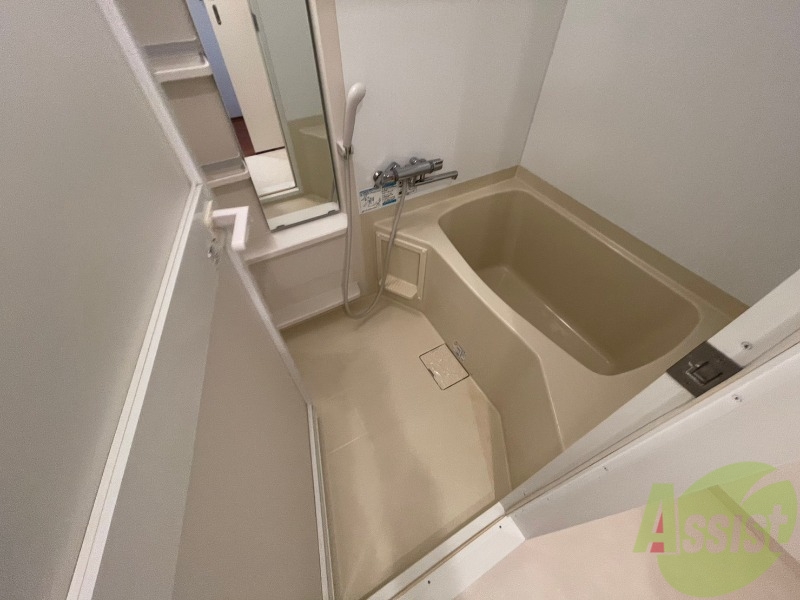 バス・シャワールーム　バスルームは狭すぎず、シャワーも浴びやすそうです。