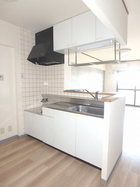 キッチン　人気の対面キッチンでお料理しながらリビングの様子が見えます☆