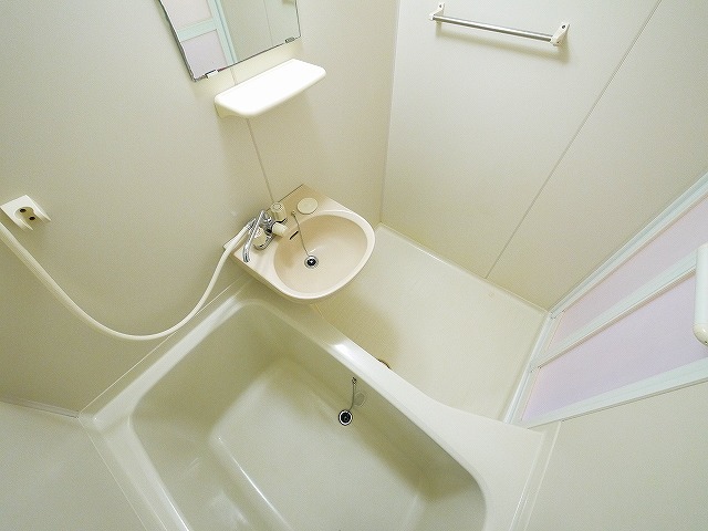 バス・シャワールーム　嬉しいバス・トイレ別々の物件です。