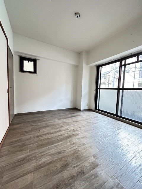 その他部屋・スペース　開放的な寝室です