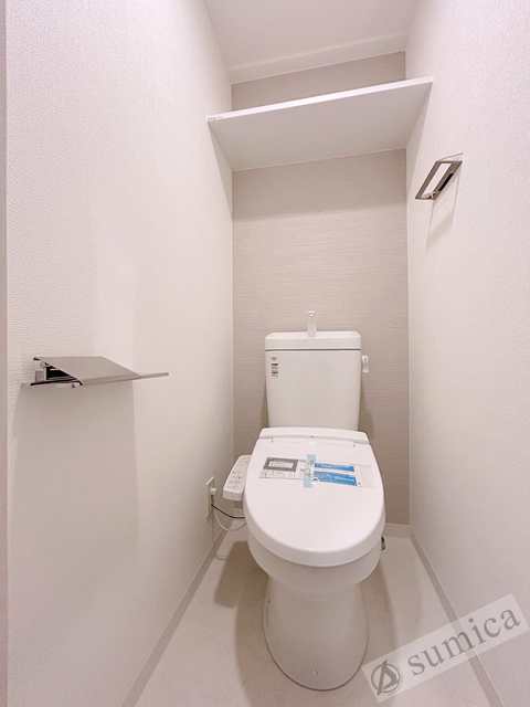 トイレ　人気アイテムの温水洗浄便座。清潔感のあるトイレです。