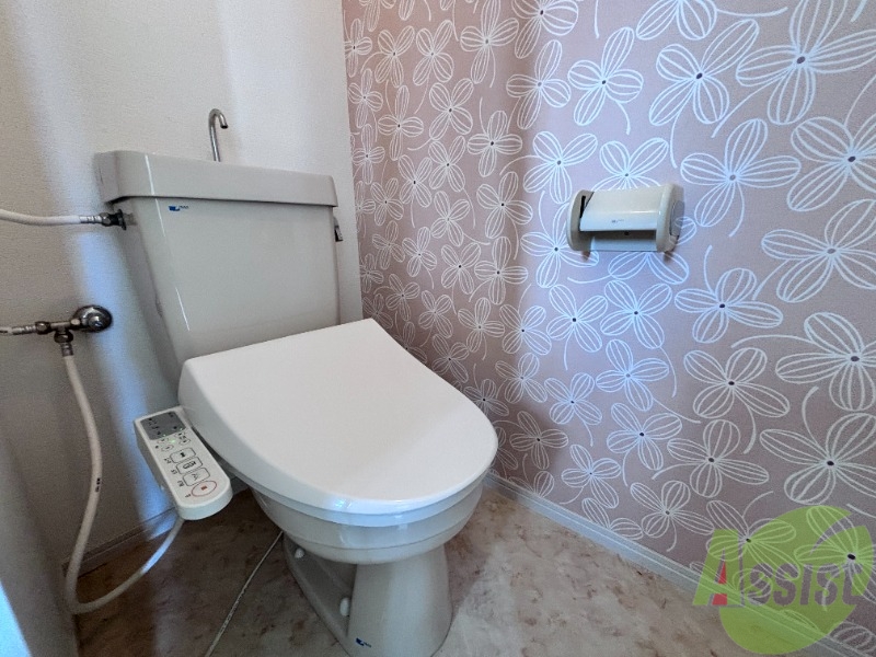 トイレ　こちらトイレでございます。温水洗浄便座が嬉しいですね。