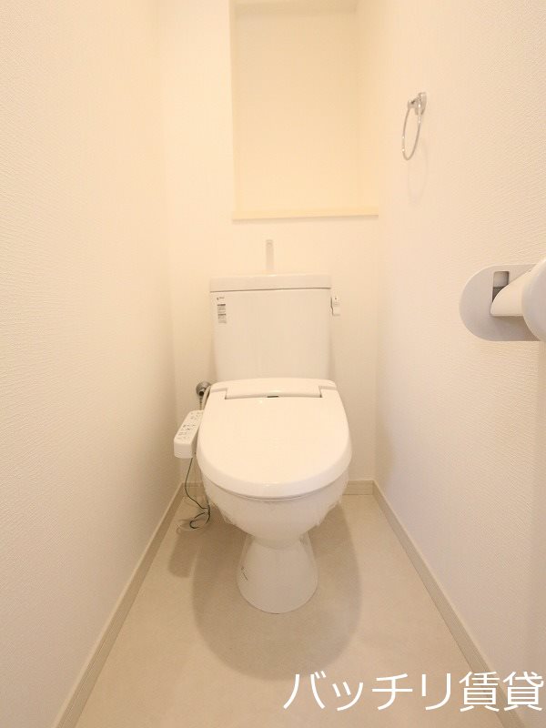 トイレ　別号室タイプの為、現状を優先致します。
