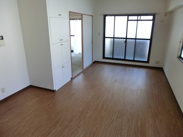居室・リビング　２面採光の明るいお部屋です。
