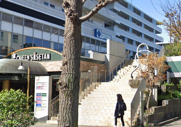 スーパー　クイーンズ伊勢丹小石川店（スーパー）まで462m