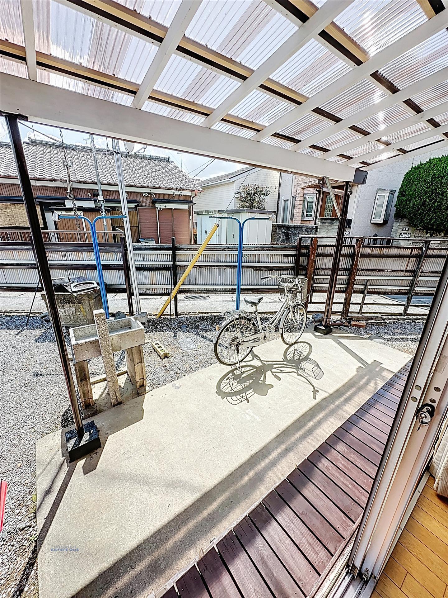 バルコニー　屋根付きのテラスにお洗濯物が干せます☆