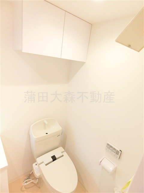 トイレ　棚収納と温水洗浄便座付きのトイレ
