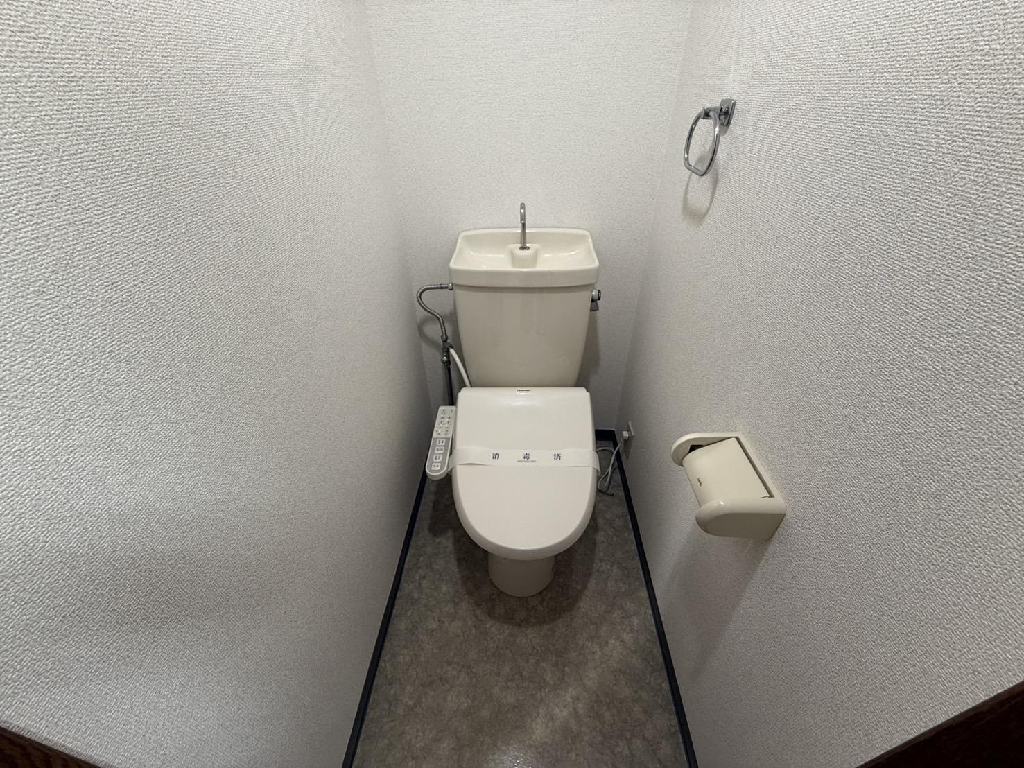 トイレ　ウォシュレット便座付きのトイレです