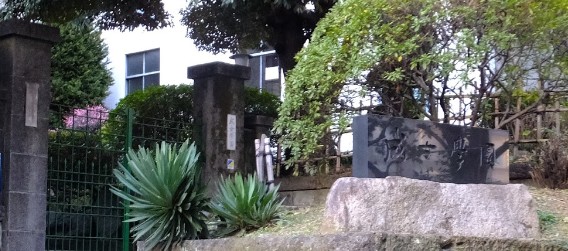 高校・高専　成女高等学校（高校・高専）まで775m