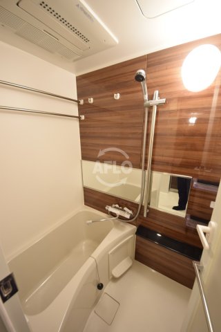 バス・シャワールーム　TAT LYON TIMBER TOWN　綺麗な浴室
