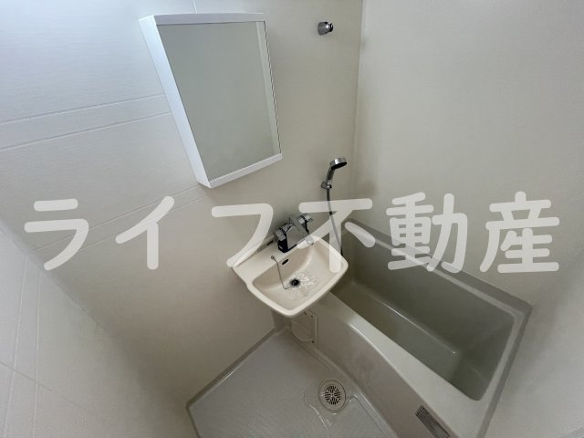 バス・シャワールーム　コンパクトで使いやすいお風呂です