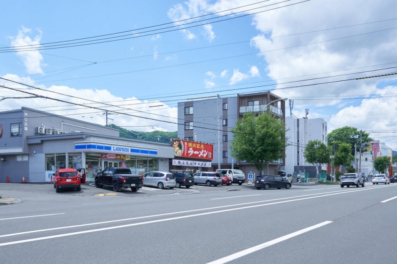 コンビニ　ローソン札幌宮の森1条店（コンビニ）まで490m