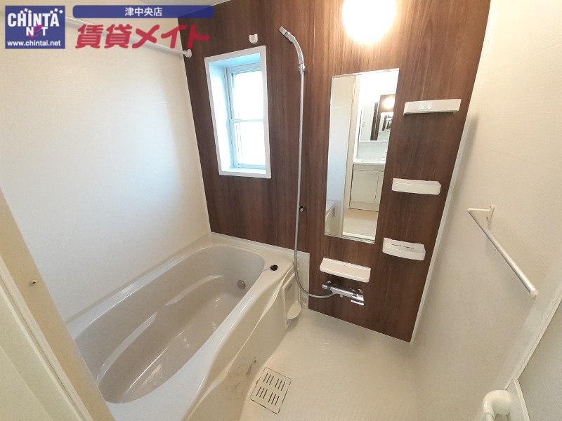 バス・シャワールーム　同タイプ部屋反転写真です。