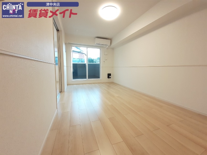 居室・リビング　同タイプ部屋反転写真です。