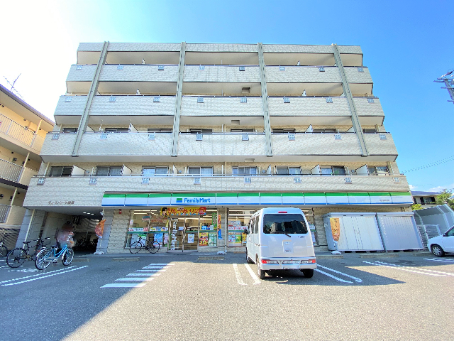 コンビニ　ファミリーマート（コンビニ）まで500m