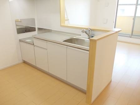 キッチン　コンパクトなキッチンで掃除もラクラク