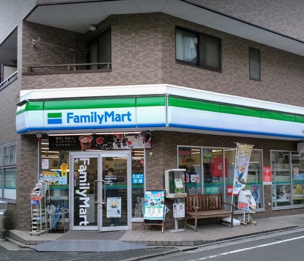 コンビニ　ファミリーマート 田園調布本町店（コンビニ）まで530m