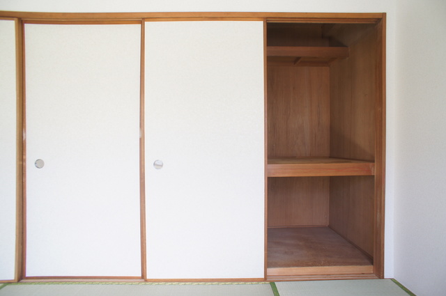 収納　昔ながらの押入タイプは奥行があるので、収納らくらく♪