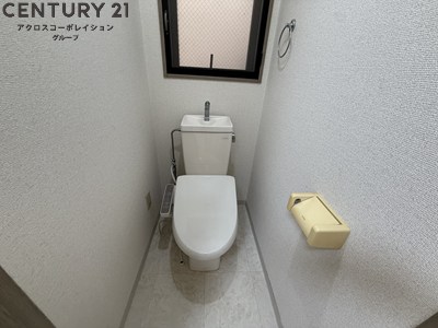 トイレ　温水洗浄便座完備・窓があり換気良好です