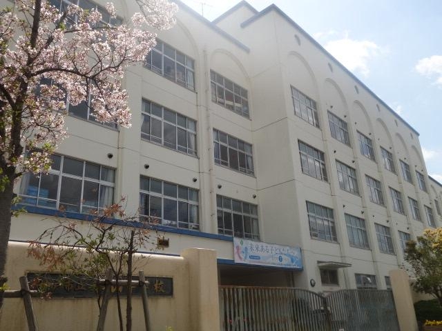 中学校　神戸市立本山中学校（中学校）まで491m