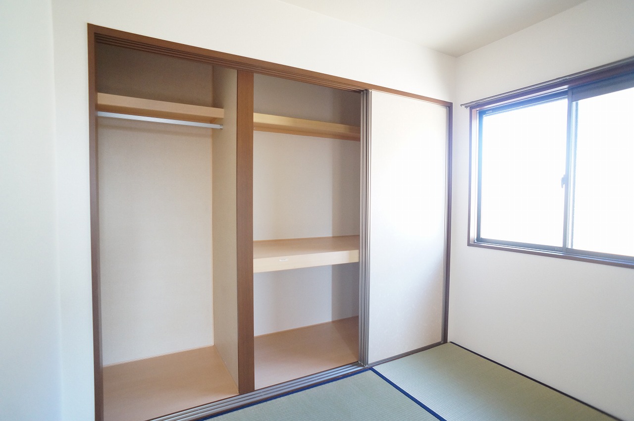 収納　ロング丈の洋服収納に便利なパイプハンガー付き