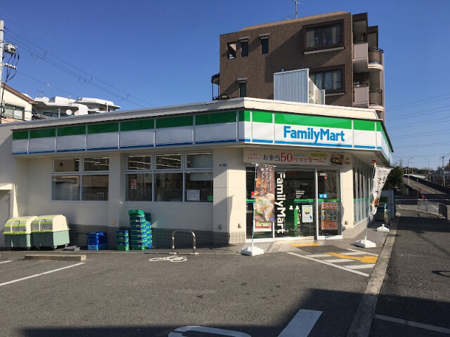 コンビニ　ファミリーマート 豊中若竹町店（コンビニ）まで400m