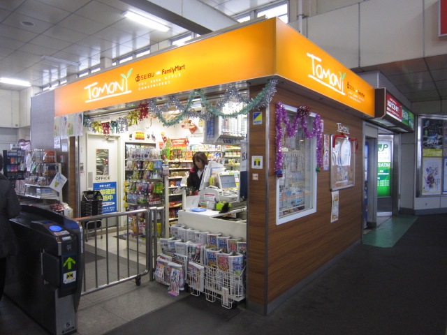 コンビニ　ファミリーマート・トモニー東伏見駅店（コンビニ）まで353m