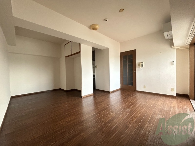 居室・リビング　１４帖の洋室です。生活のメインとなる部屋ですね。