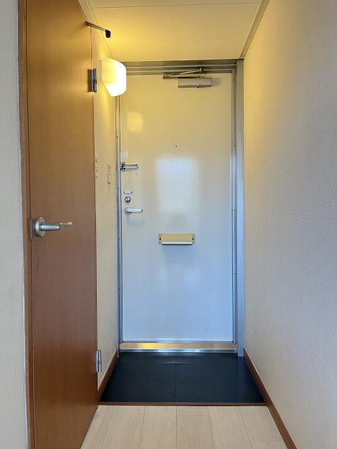 玄関　玄関（写真は208号室）
