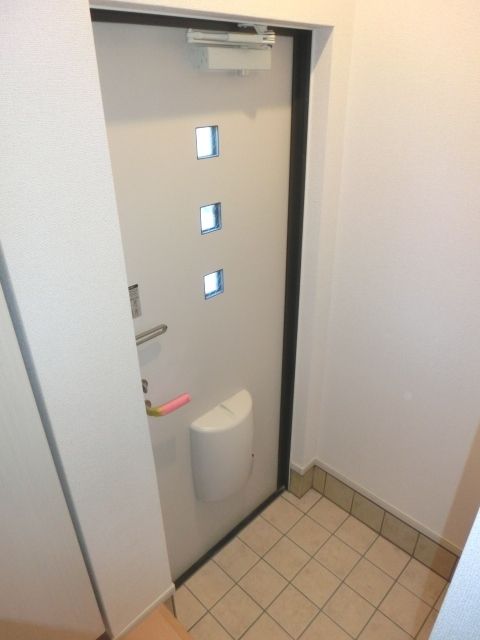玄関　玄関にはトールタイプのシューズボックス。