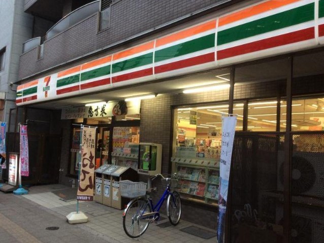 コンビニ　セブンイレブン（コンビニ）まで883m