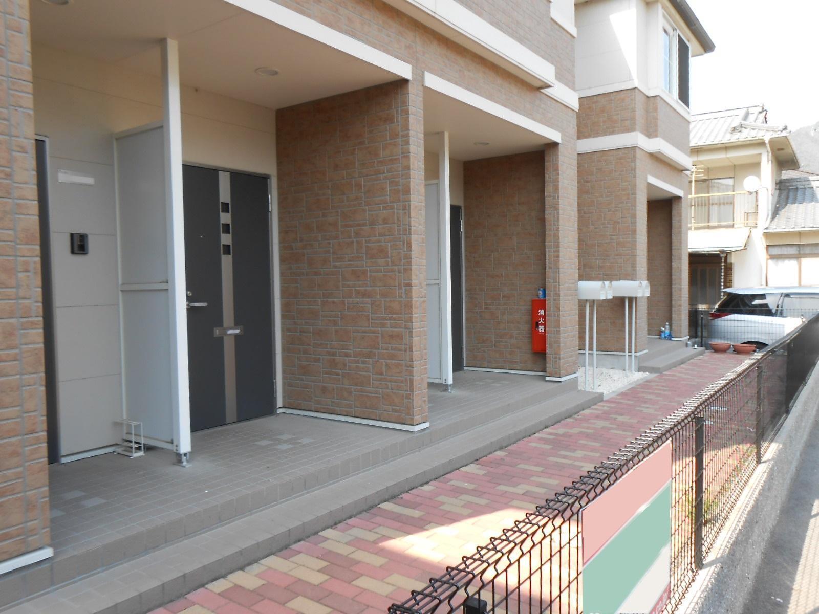 エントランス　建物入口♪玄関の間に仕切りがありプライバシーも守れます♪