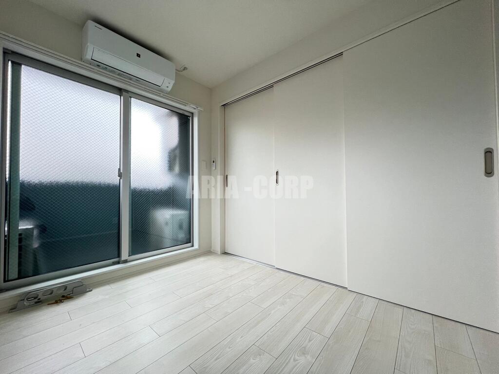 その他部屋・スペース　寝室。角部屋で小窓付きの明るいお部屋です！