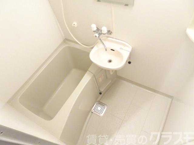 バス・シャワールーム　キレイにリフォームされています♪
