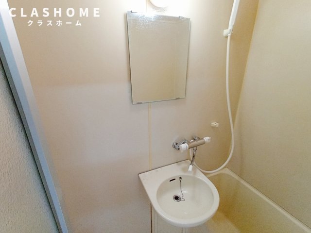 洗面設備　同物件の別部屋になります。