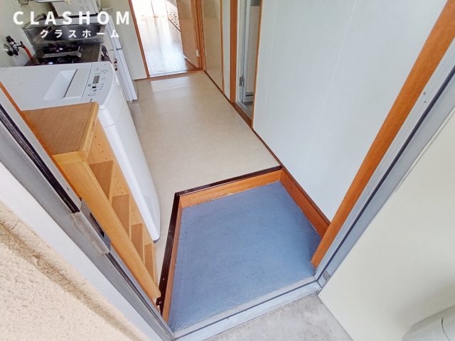 玄関　同物件の別部屋になります。
