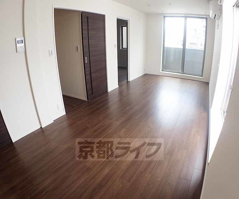 居室・リビング　とても広々としたお部屋です。