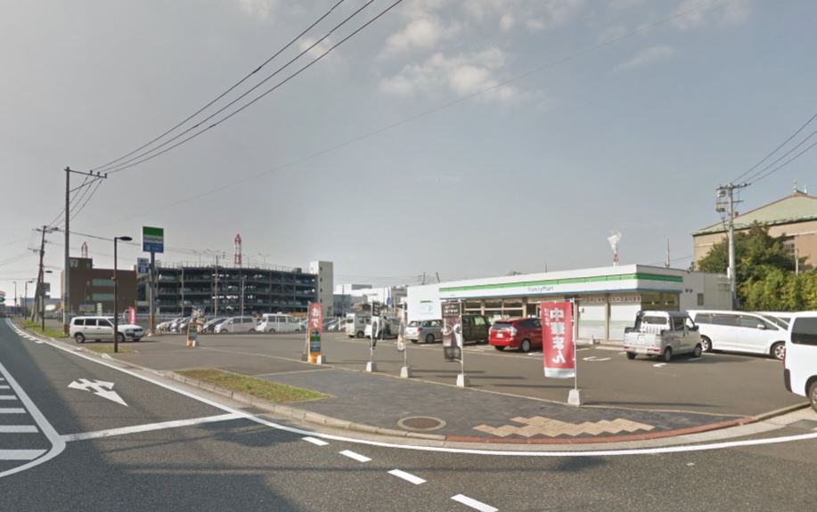 コンビニ　ファミリーマート 八幡田町店（コンビニ）まで267m